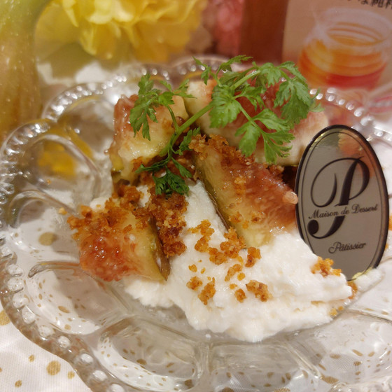 無花果とアーモンドプラリネ添え