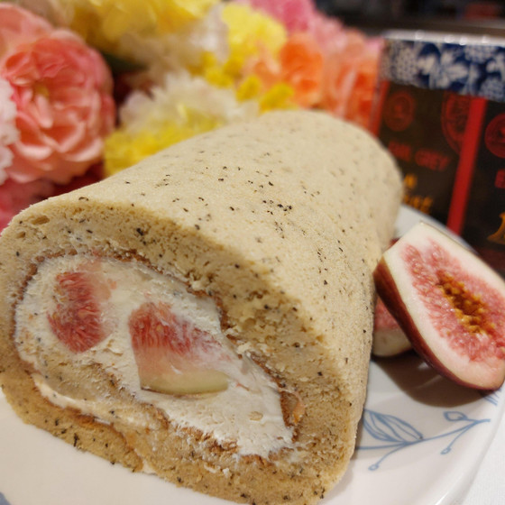 紅茶ロールケーキ(無花果バージョン)