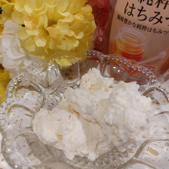 蜂蜜ムース。ジャム、コンポートと一緒にお召し上がり下