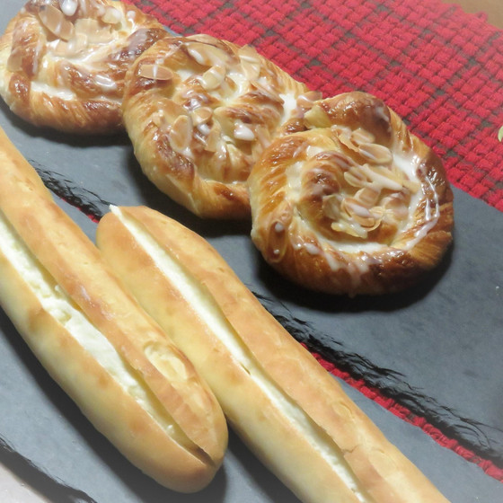 デニッシュロールとミルクスティック