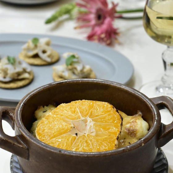わくわく根菜deクリスマス！　丸ごとみかんの里芋グラタン!