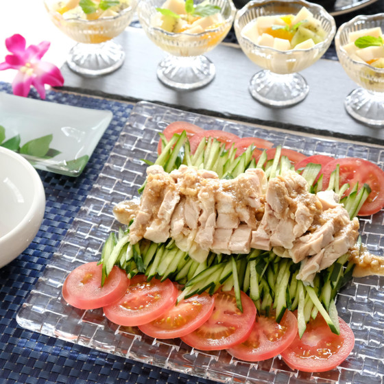 棒棒鶏サラダ/ナッツ入り特製ごまダレと相性Good！