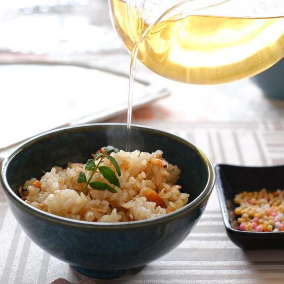 ニ膳目は薬味と一緒に出汁茶漬けで。