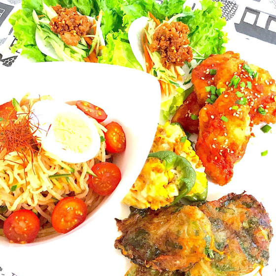 夏におススメ！ピリ辛ビビン麺と野菜たっぷり韓国料理プレート