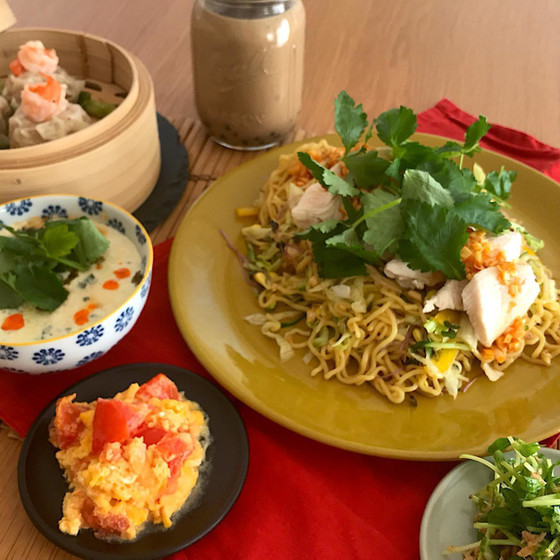 人気の飲茶☆よだれ鷄のサラダ麺と本格海老焼売の全6品プレート