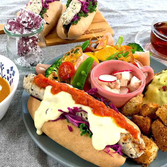 ソーセージもパンも手作りホットドッグと春野菜満載プレート