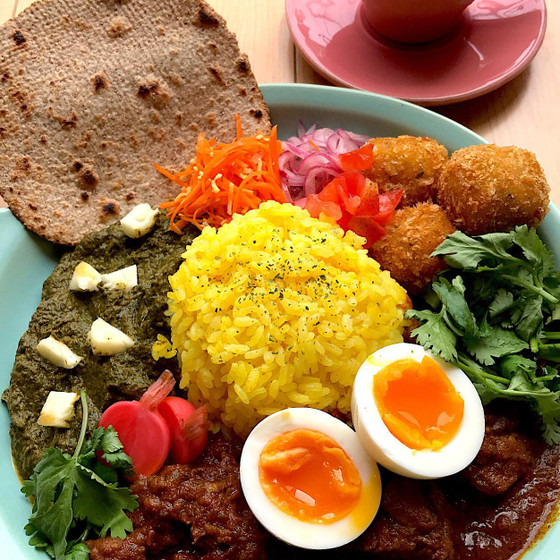 スパイスから作る本格カレー！ポークビンダルーとパラクパニールの２種盛りレッスン