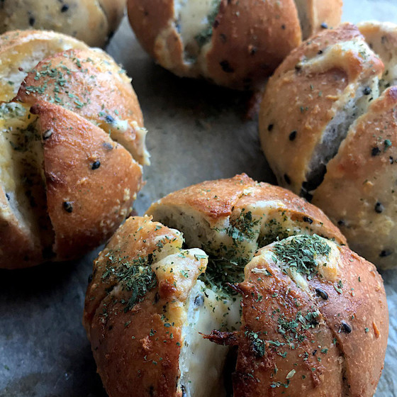 ふわもち胡麻まるパンで作る魅惑のマヌルパン