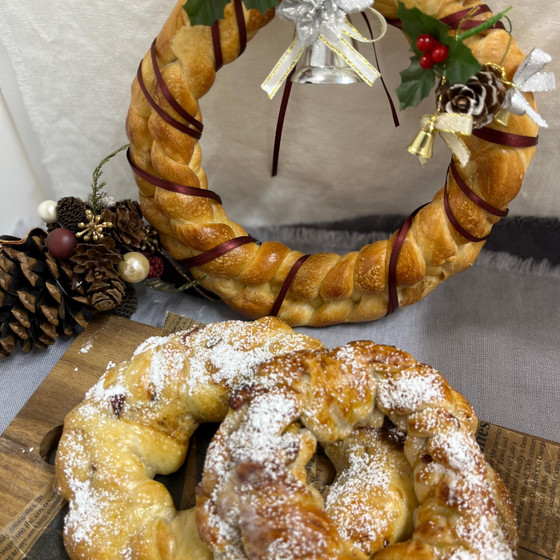 天然酵母クリスマス風編み込みパンとクリスマスリースパン