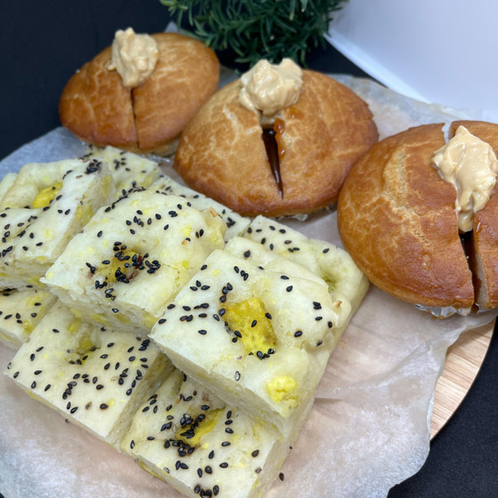天然酵母米粉パン２種：焼き芋バターと黒糖パン