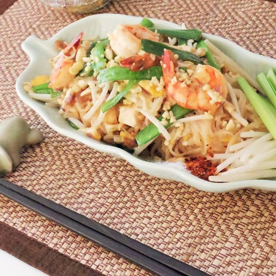 定番！鉄板焼屋台のタイ料理「パッタイ」「ホイトード」「シラチャー」他