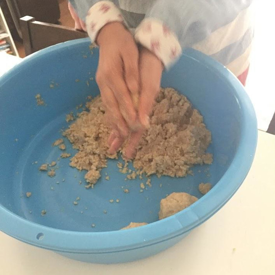 昔ながらの足踏みで仕込む、手前味噌を仕込む会