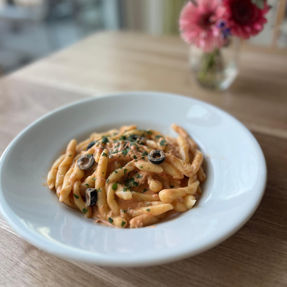 手打ちパスタレッスン　クルクルカールのショートパスタ　ブジアーテとツナ入りトマトクリームソース　