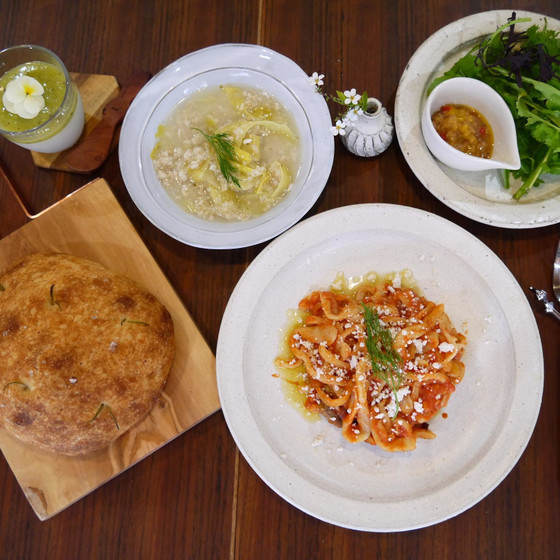 捏ねないフォカッチャと有機スペルト小麦の手打ちパスタなど