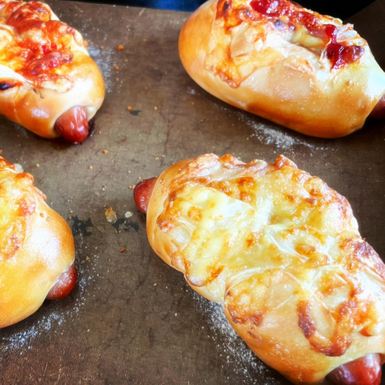 チーズやオニオンもトッピングして焼き上がり！