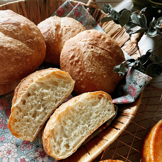 カリッ！もちっ！どんなものにも合う飽きない食事パン！