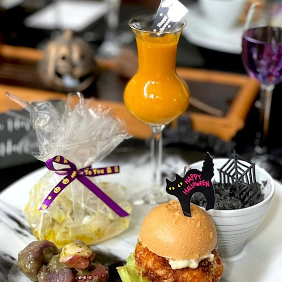 大人のハロウィンテーブルでハロウィンメニューと日本酒を