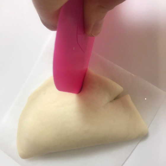 スケッパーで切り込みを入れます。