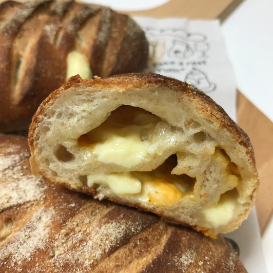 中には4種類のチーズがたっぷり♪