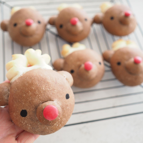 ふわふわのトナカイの中には、チョコカスタードがたっぷり