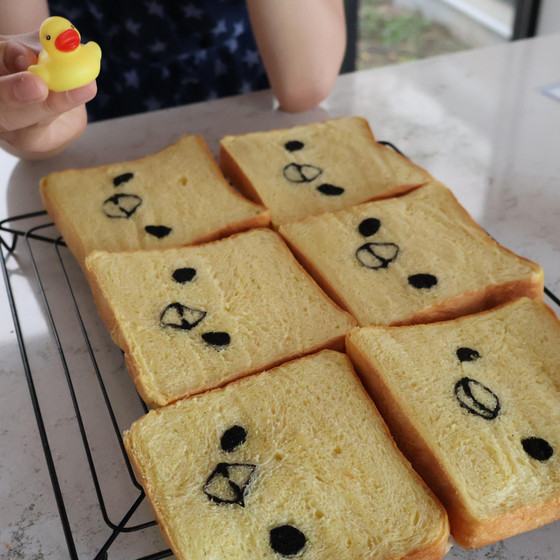かぼちゃパウダーとブラックココアパウダーで色付