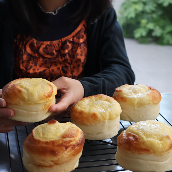 ランチにチーズケーキみたいなパンを皆でいただきます