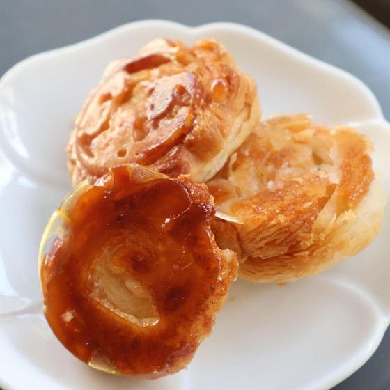 パイの端生地を使って、クイニーアマンを焼きます。