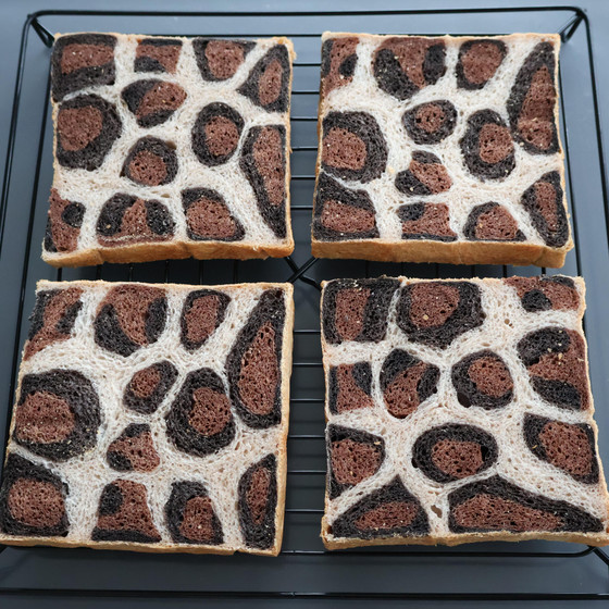 切っても切ってもヒョウ柄がでてくる不思議な食パン