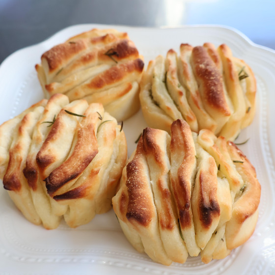 ランチにローズマリーバターフレーキーを一緒に作ります。