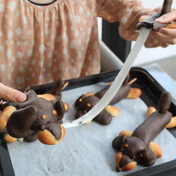 チーズドッグは、焼き立てチーズがびよーんと伸びます。