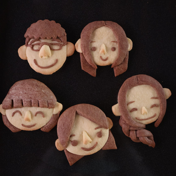お子様一人につき一枚、似顔絵クッキーも一緒に作ります。
