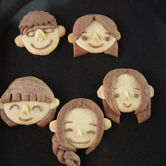 お子様一人につき一枚、似顔絵クッキーも一緒に作ります。