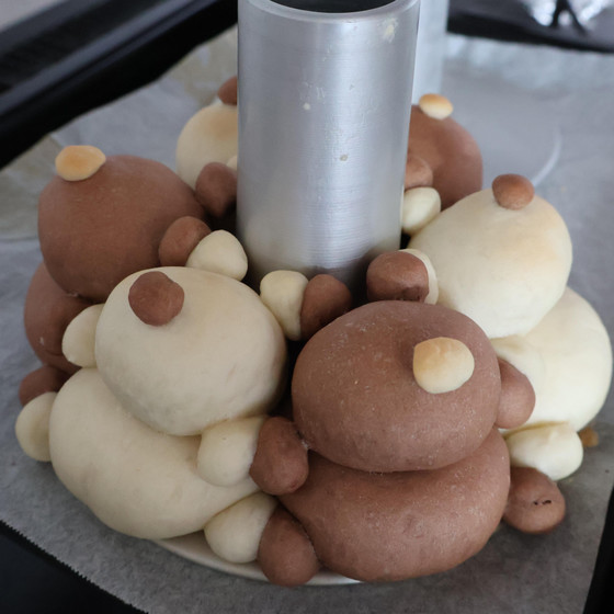 クマのちぎりパンはシフォン型の円柱を使って作ります。