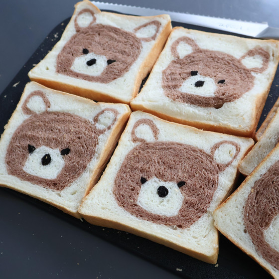 切っても切ってもクマが出てくる、不思議な食パン作り体験