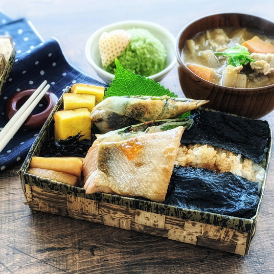 だし旨おかずの海苔弁当とあったか豚汁