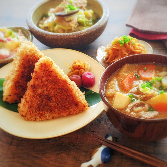 初めてのおだし〈10月〉 豚汁とだし風味の焼きおにぎり