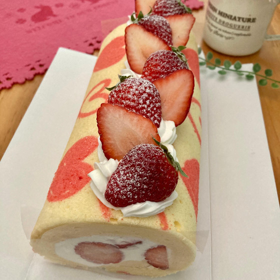ハート模様が可愛い苺のロールケーキ