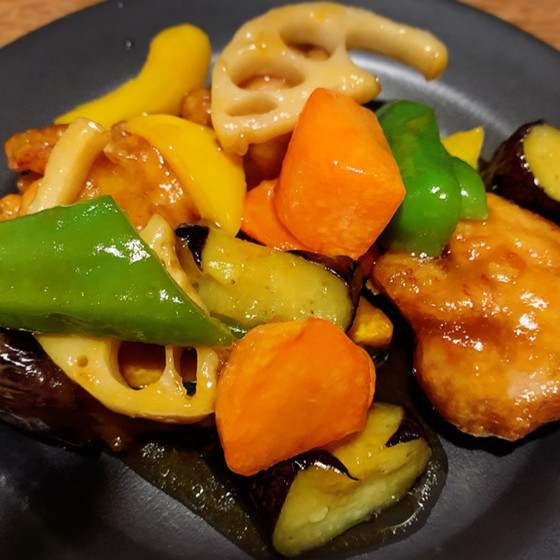 彩り野菜と鶏の黒酢あんかけ、青菜とあさりのさっと煮、他１品。