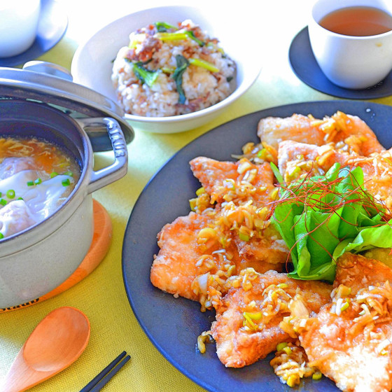 白身魚の油淋鶏風＆牛肉と小松菜のオイスターソース炒飯、他3品