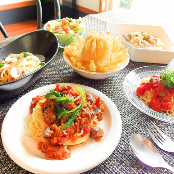 パスタ屋へようこそ! 4種のソースとオニオンブロッサム他