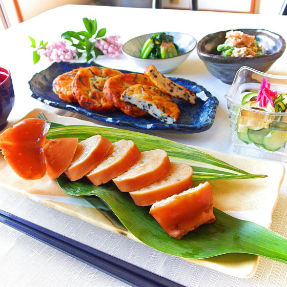 イカ飯とふんわり手作りさつま揚げ、あると嬉しい野菜小鉢3種