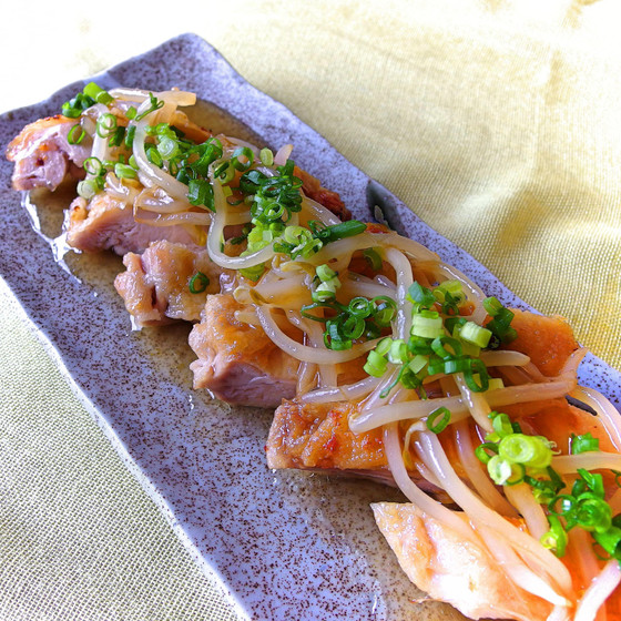 柚子胡椒ともやしのソースをカリカリチキンソテーで　