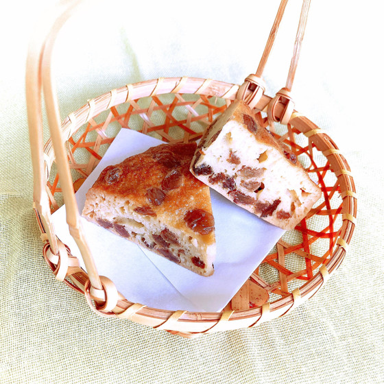 お酢のチカラで膨らむ蜂蜜と干しぶどうの蒸しパン