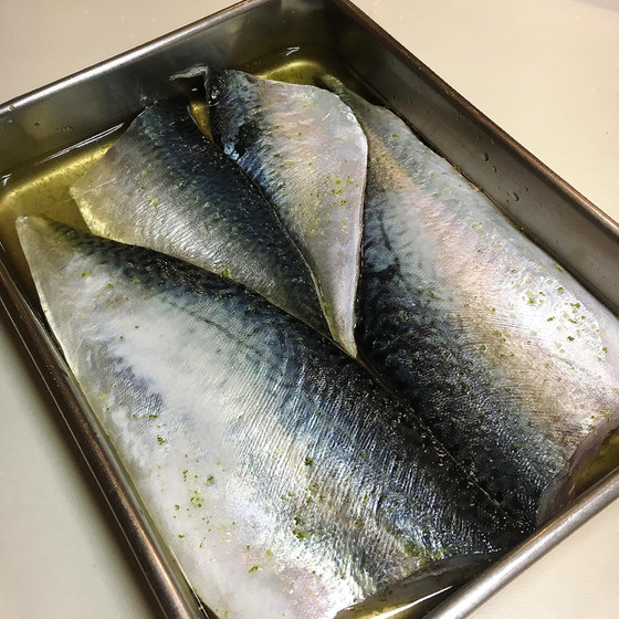 〆鯖漬け込み