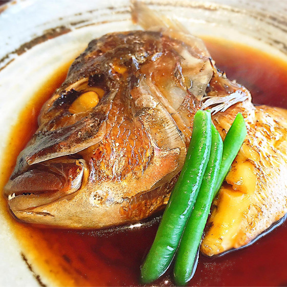 真鯛を1尾捌いて丸々堪能！かぶと煮、昆布締め、潮汁、塩焼き他、キノコと生姜の炊き込みご飯