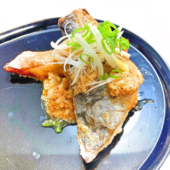 出世魚の竜田揚げを黒酢胡麻ダレで