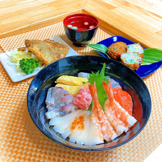 お手製のネタ色々！海鮮丼とイカゲソさつま揚げ&ミニフライ