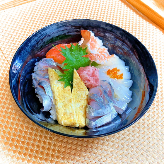 後ろから見た海鮮丼