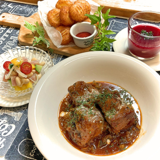 豚肩ロースの黒ビール煮込み、ビーツとカブ和のポタージュ、ペルーの魚介マリネのセビジェ、話題のモチモチバブルポテト