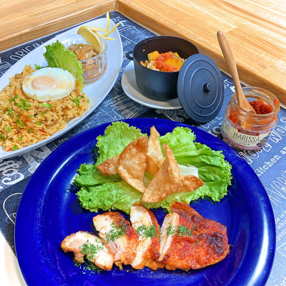 話題の調味料ハリッサ活用術！こんなに色々使えます⇒漬け込みチキングリル、おからのカリカリサモサ、簡単野菜煮込み、ジャンバラヤ、クラゲとレモンの冷製